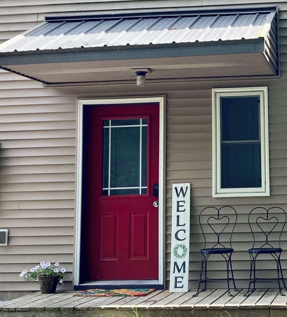 Welcome to Waggos! 

Just a short drive to town, yet private and peaceful!!