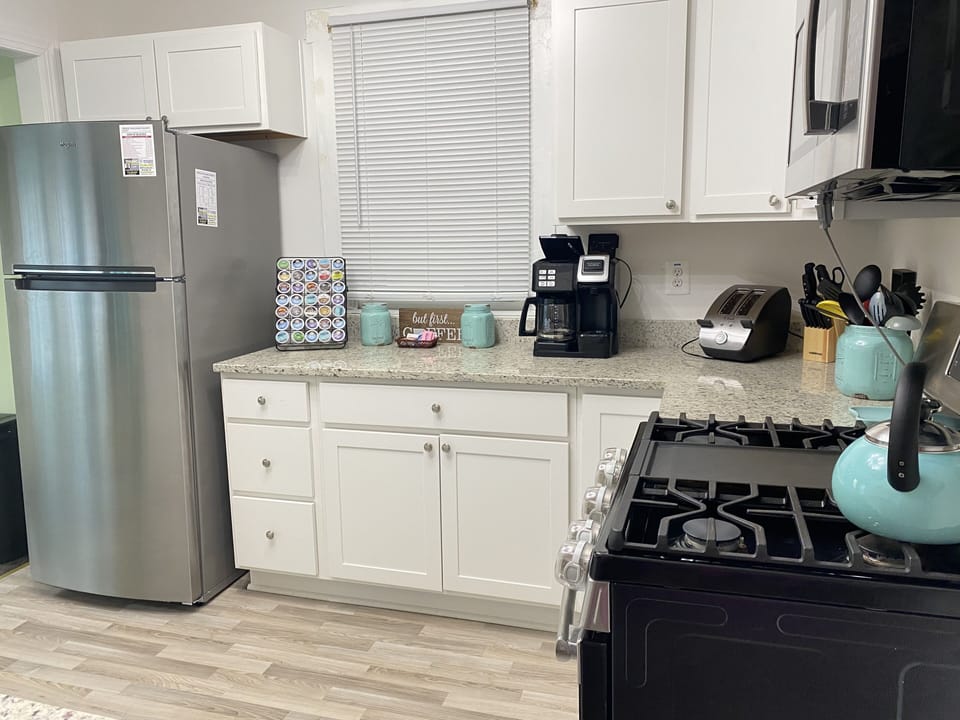 Beautiful kitchen great for preparing small or large meals.