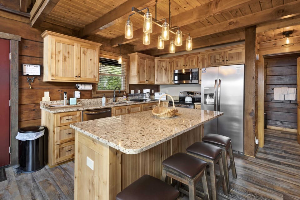 Kitchen with Granite and Eat at Bar Top