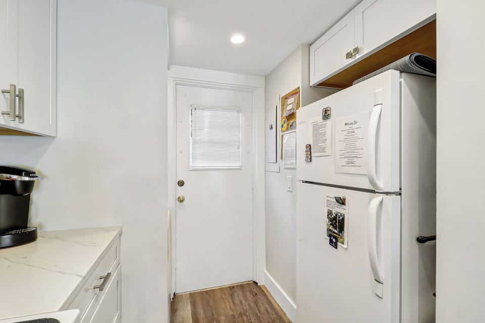 Kitchen/dining - The newly renovated completely furnished Kitchen features all stainless steel appliances, beautiful granite counters.