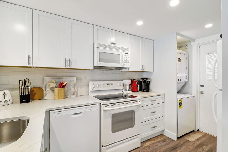 Kitchen/dining - The newly renovated completely furnished Kitchen features all stainless steel appliances, beautiful granite counters.