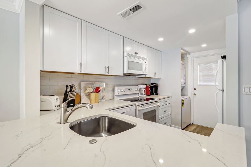 Kitchen/dining - The newly renovated completely furnished Kitchen features all stainless steel appliances, beautiful granite counters.  Dining table seats four.