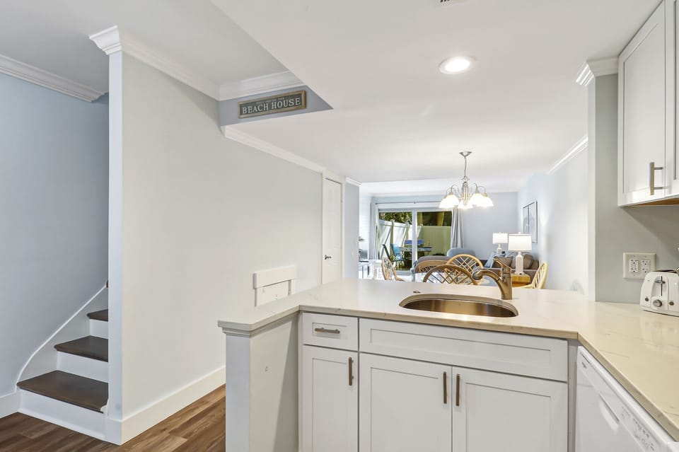 Kitchen/dining - The newly renovated completely furnished Kitchen features all stainless steel appliances, beautiful granite counters.  Dining table seats four.