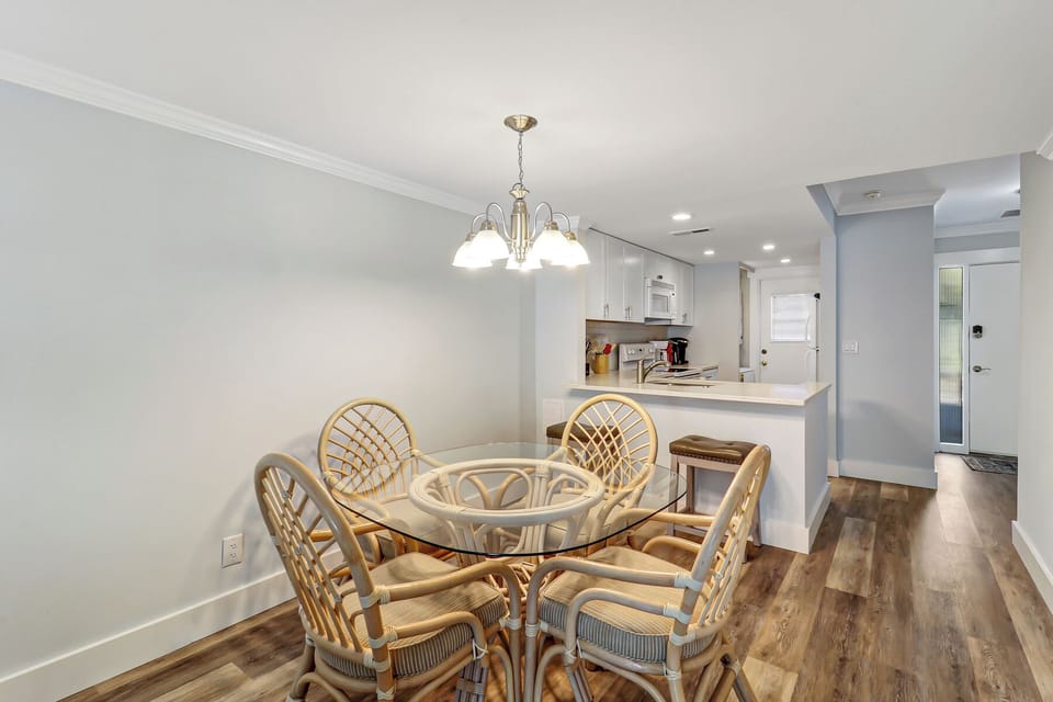 Kitchen/dining - The newly renovated completely furnished Kitchen features all stainless steel appliances, beautiful granite counters.  Dining table seats four.