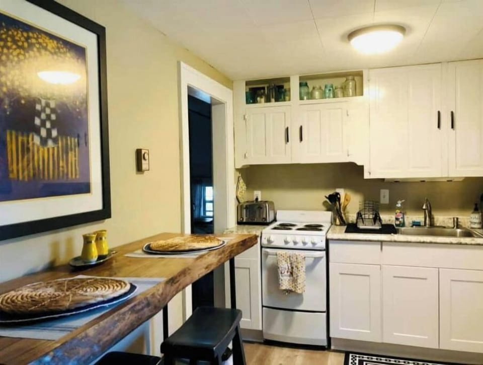 Kitchen with breakfast bar