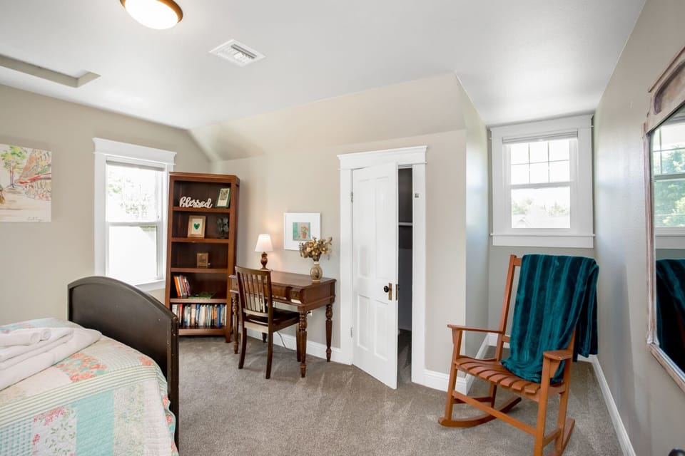 Queen Bedroom- Upstairs