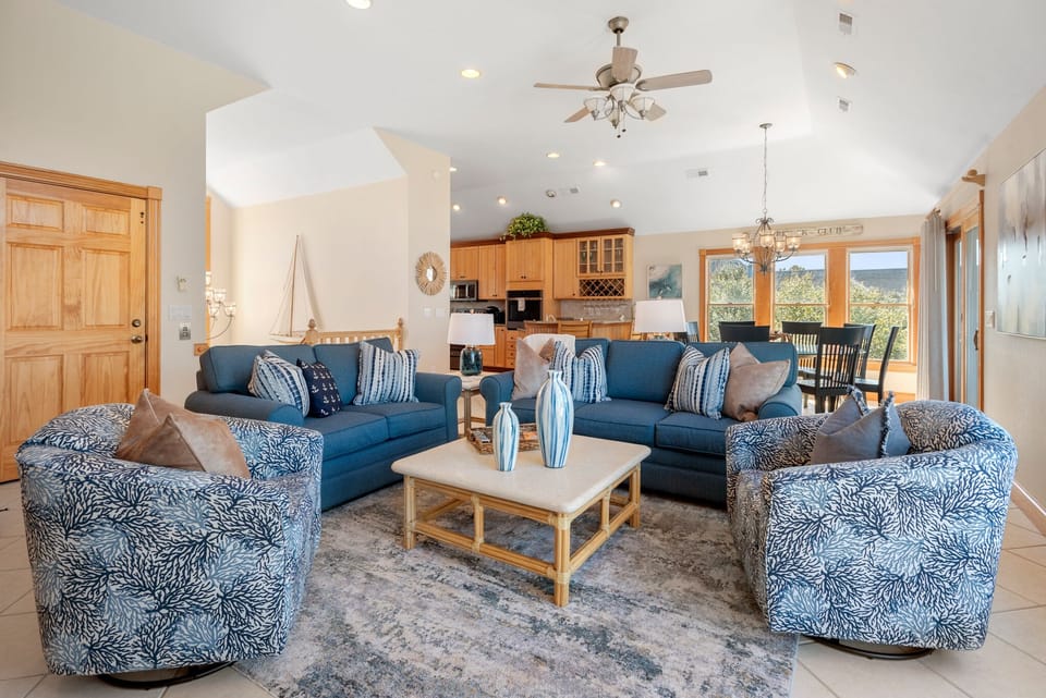 CC068: Endless Sunsets | Top Level Living Area