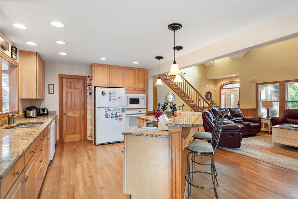 CC258: 40-Love | Mid Level Living Area and Kitchen