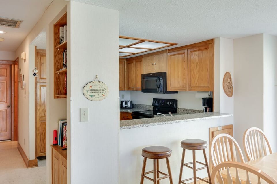 QE1: Shoenthal | Mid Level Kitchen