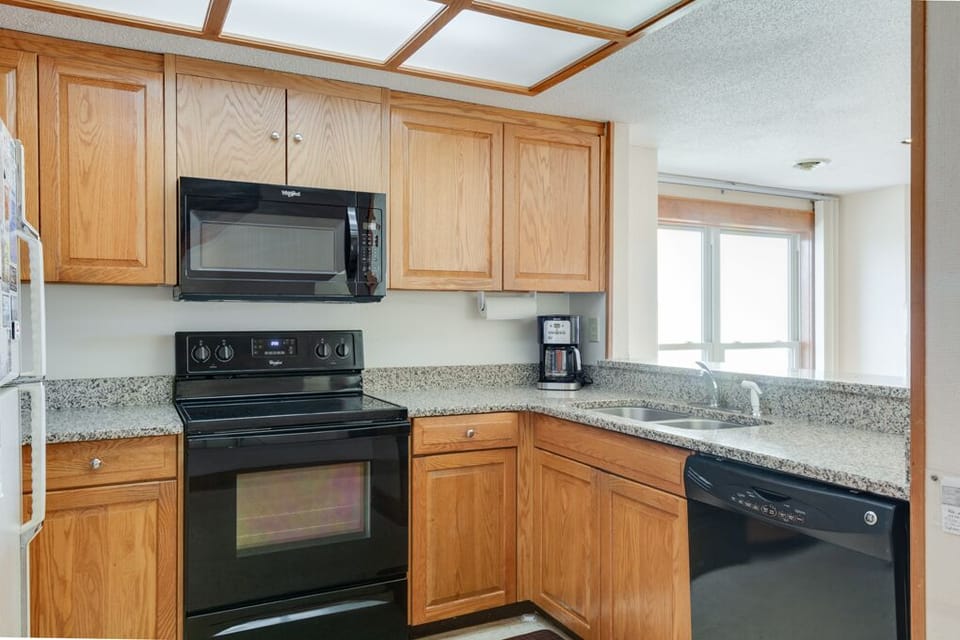 QE1: Shoenthal | Mid Level Kitchen