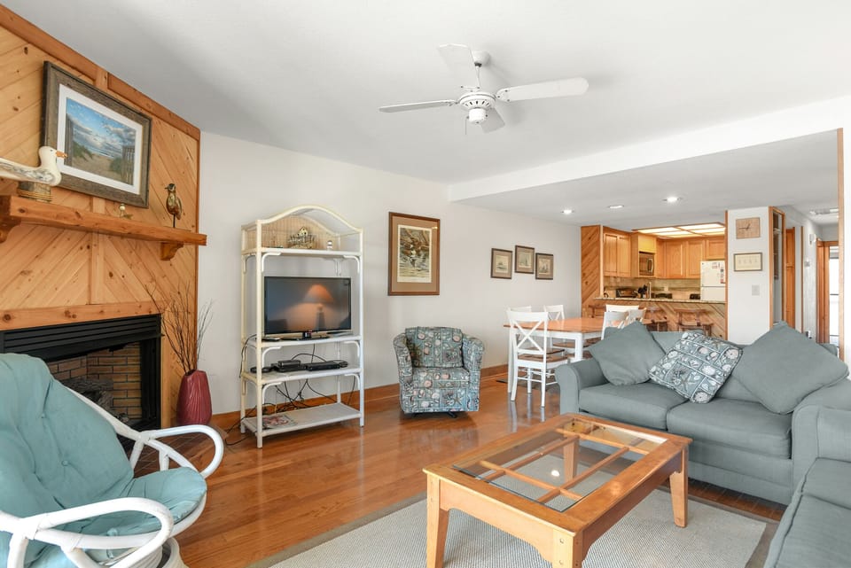 QE3: The Quay E3 | Mid Level Living Area - Fireplace Not Available For Guest Use