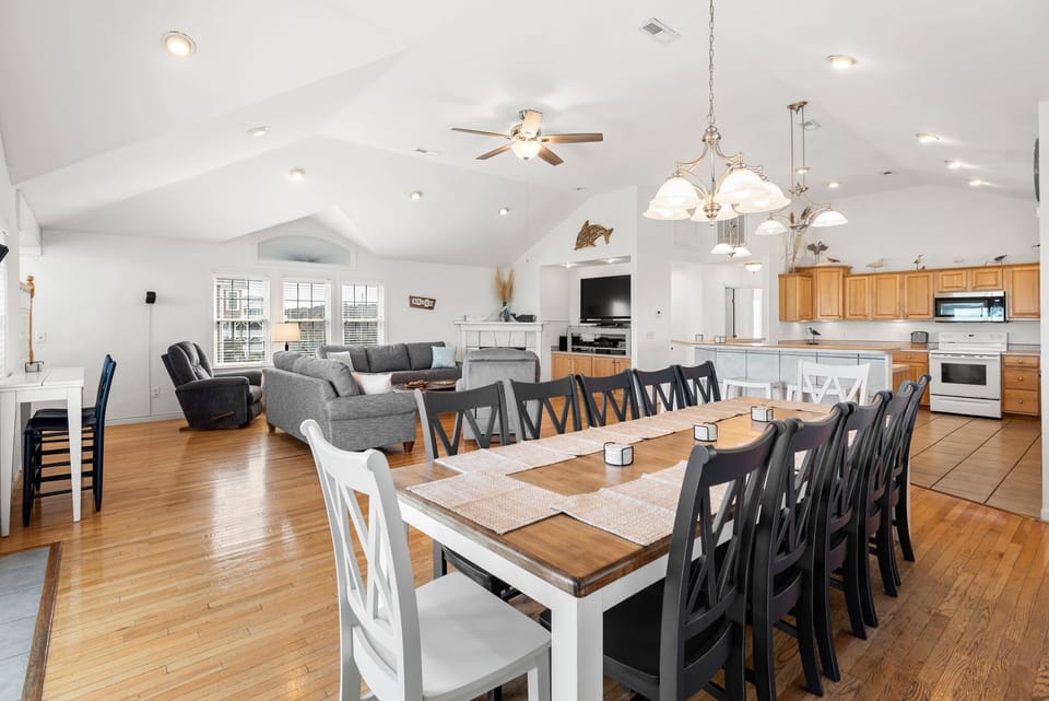 SN07: Summer Rental | Top Level Dining Area