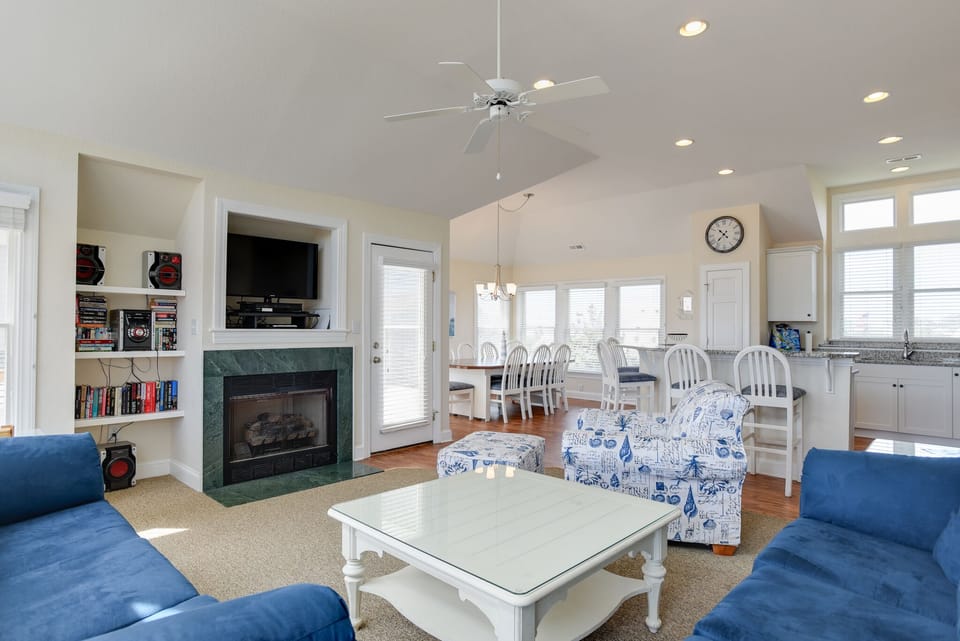 SV10: The Sandcastle By The Sea | Top Level Living Area