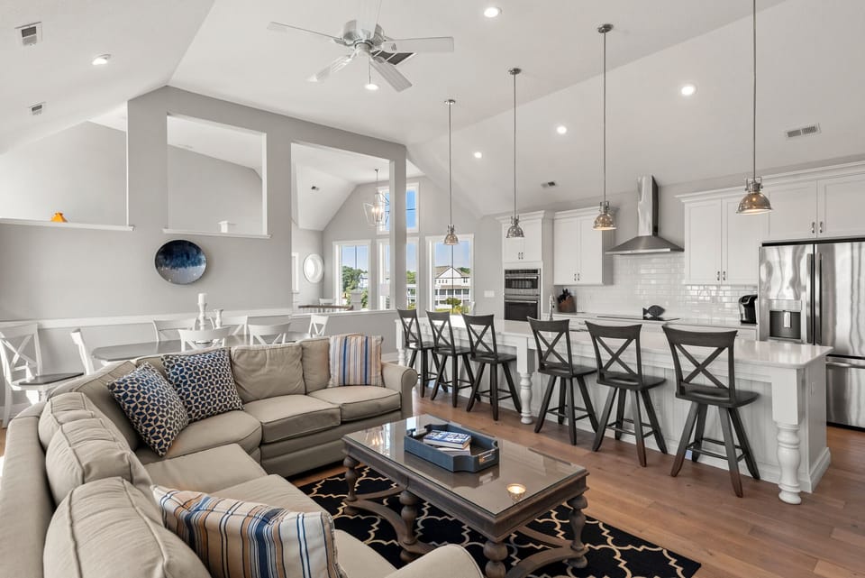 CC416: Summer Love | Top Level Living Area