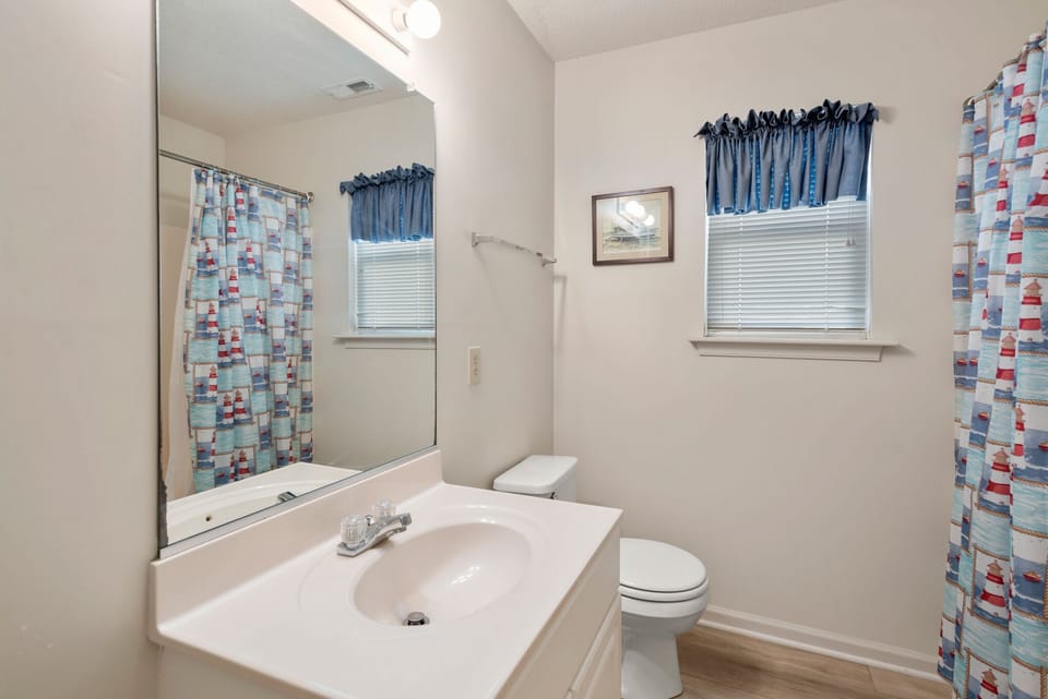 DR28: Crabby Patty | Mid Level Full Bath