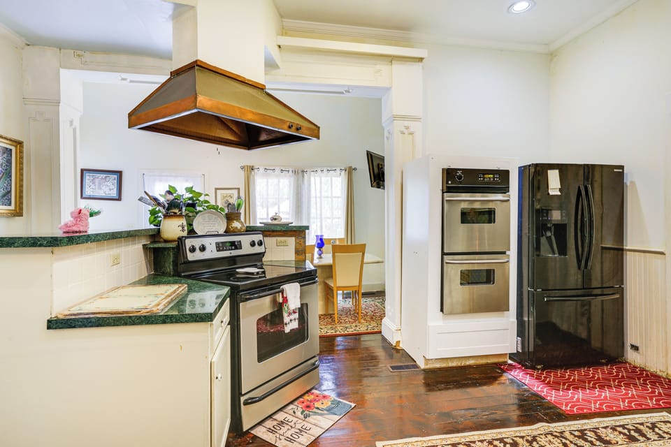 Kitchen | Equipped w/ Cooking Essentials