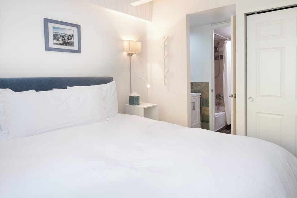Bedroom 2 w/ Bathroom