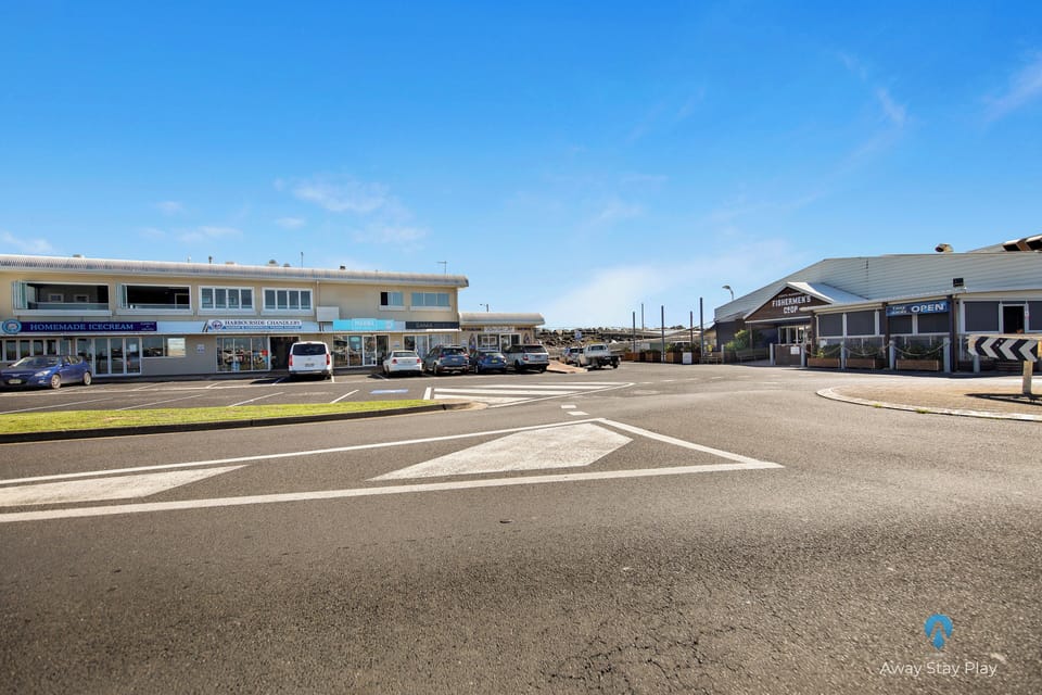 Marina Shops &amp; Cafes
