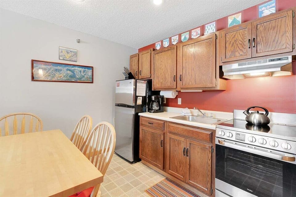 Dining/kitchen area