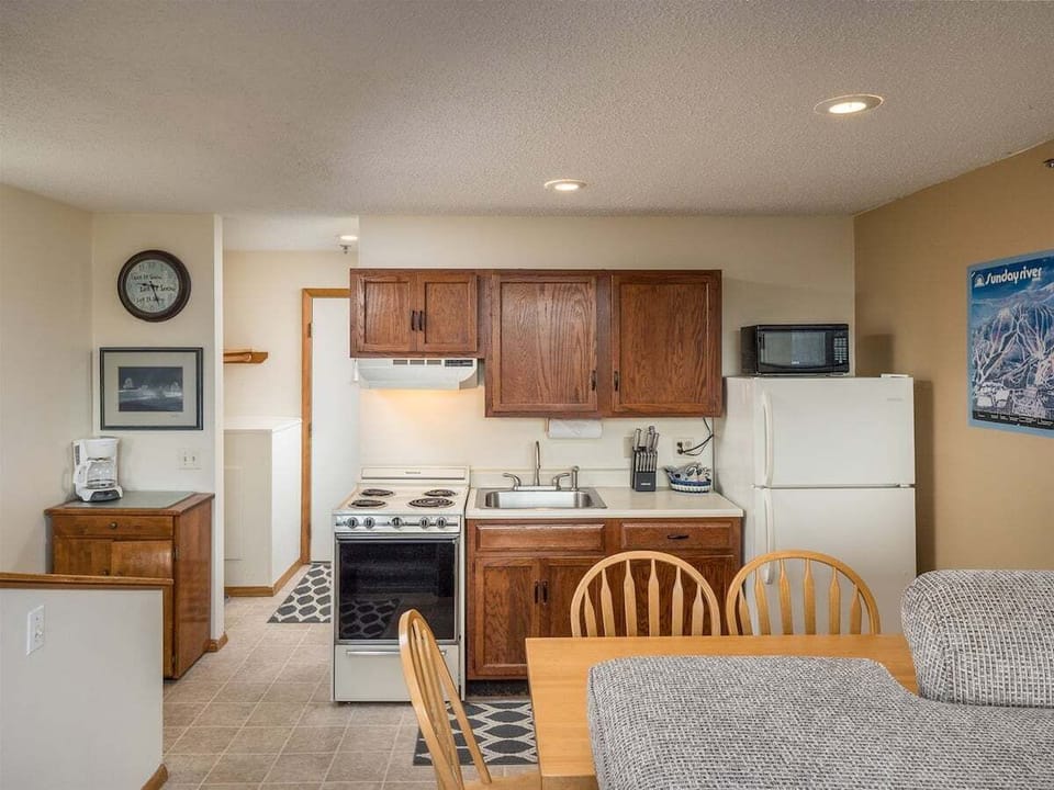 Dining/kitchen area