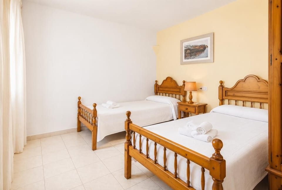 Twin bedroom with A/C