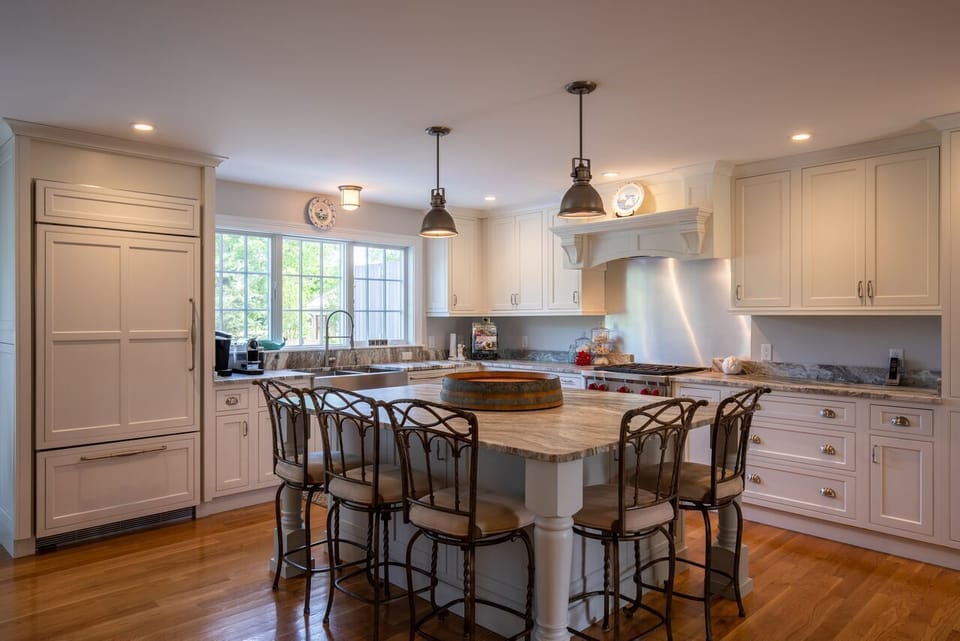 Chefs kitchen and large island for up to 6 people. 