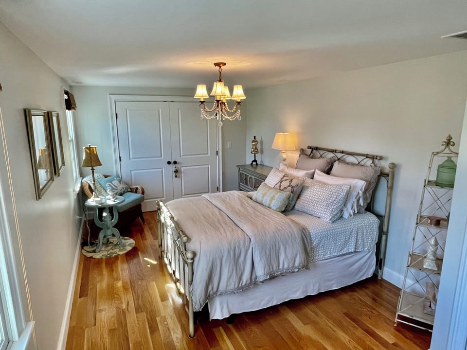 Bedroom 5- Queen bed and sitting area