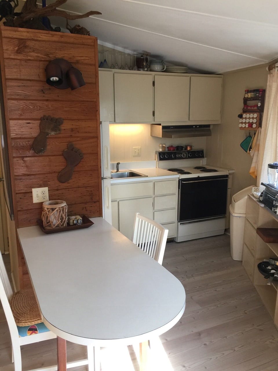Full Kitchen, coffee,  breakfast spot.