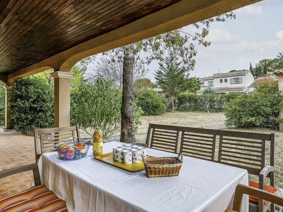 Table, Furniture, Property, Building, Plant, Tableware, Interior Design, Sky, Tree, Wood