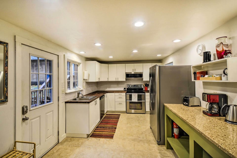 Kitchen | Fully Equipped w/ Cooking Basics