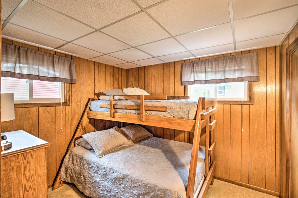 Bedroom 3 | Twin/Full Bunk Bed