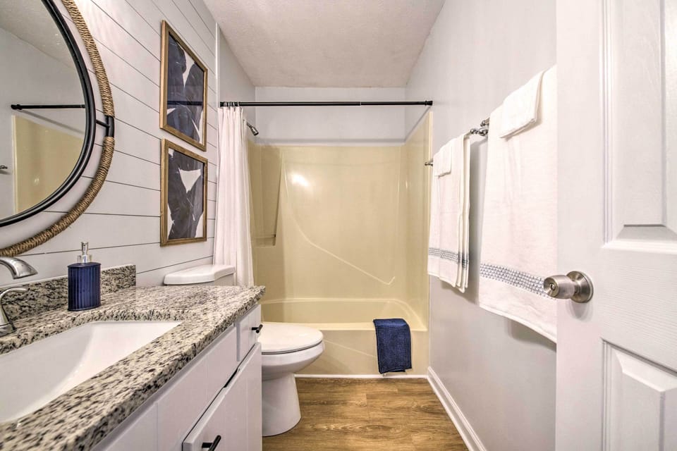 Full Bathroom | Complimentary Toiletries | Towels Provided