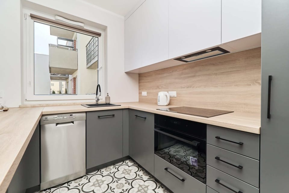 Fully equipped kitchenette with an induction hob, dishwasher, fridge with freezer, oven and electric kettle.
