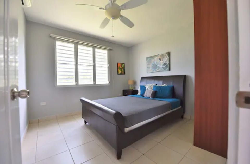 bedroom with queen size bed