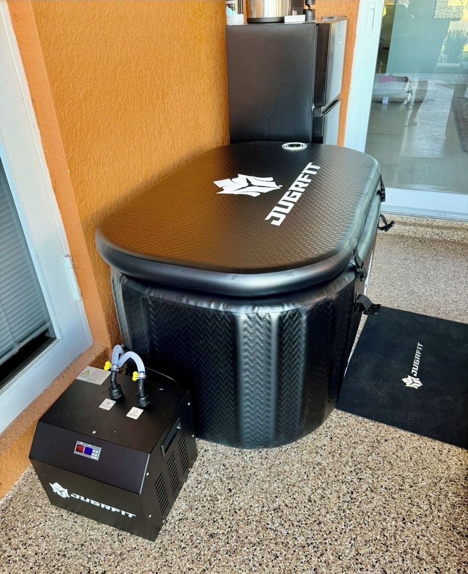 Cold plunge pool with auto chiller