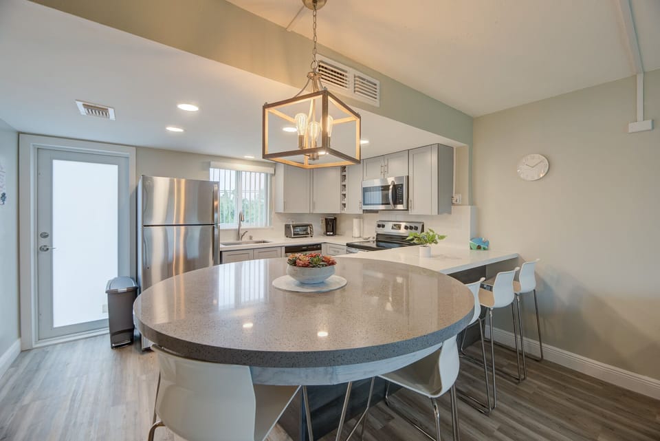 Breakfast nook/dining area
