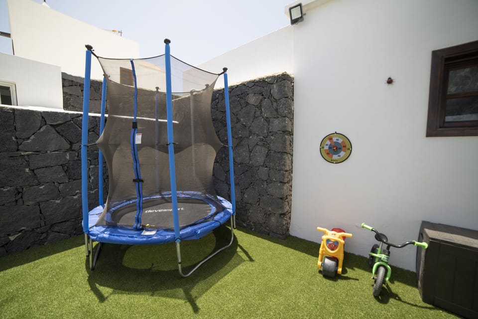 Private pool and hot tub, mountain and sea views, pool table, children’s park. Villa in Playa Blanca