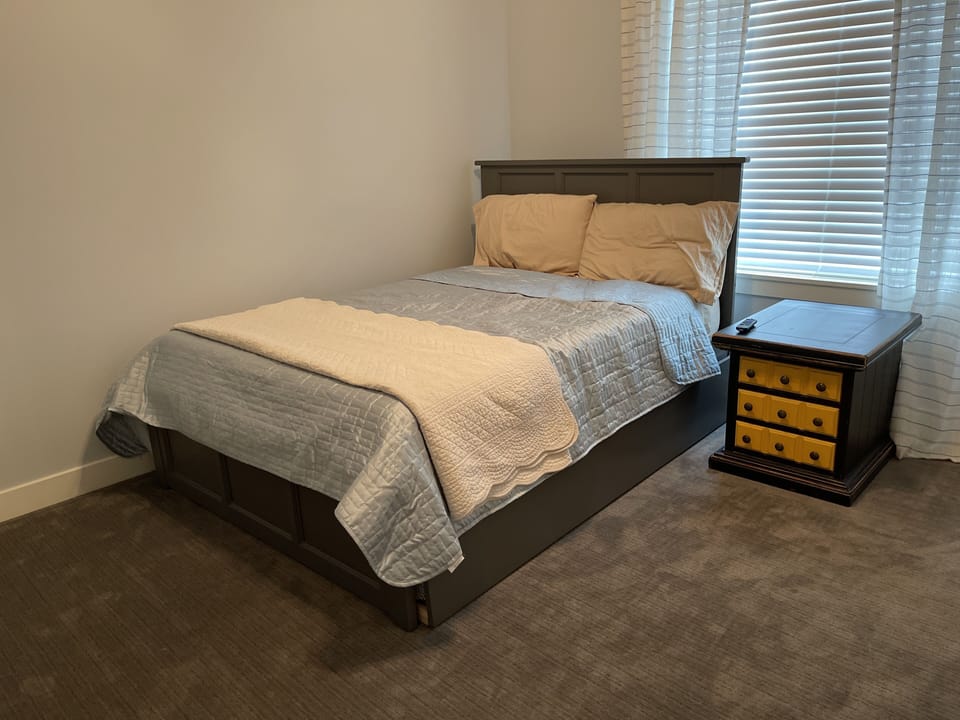Guest room with full bed and twin trundle