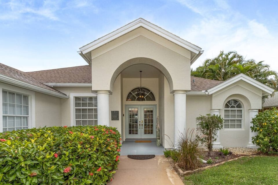 Spacious 3 bed pool home in secure gated community of briarwood, Naples