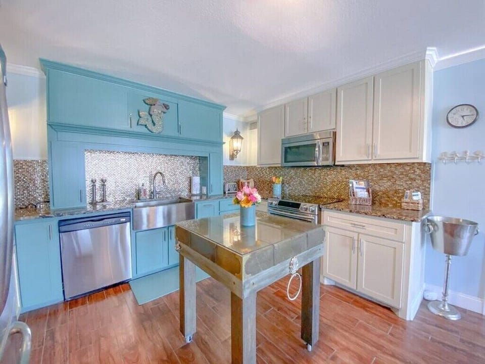 Kitchen with island