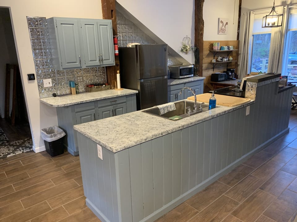 Roomy and fully equipped kitchen. Dishwasher and Icemaker