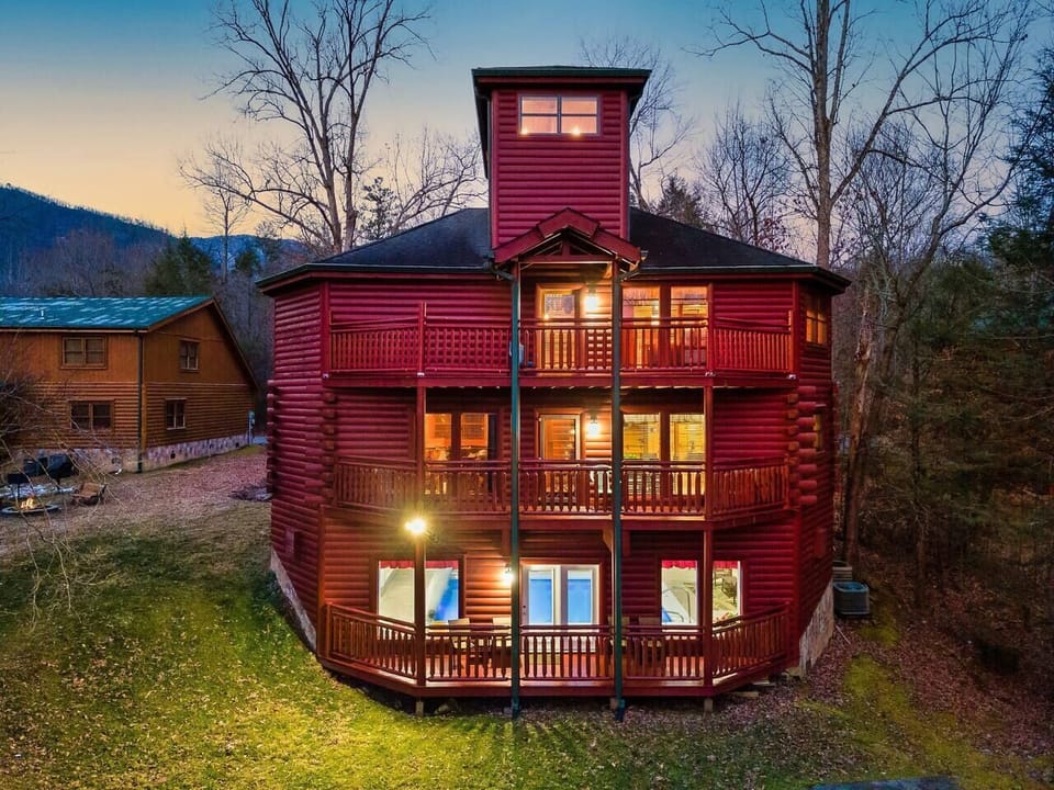 Back of the cabin (pool view)