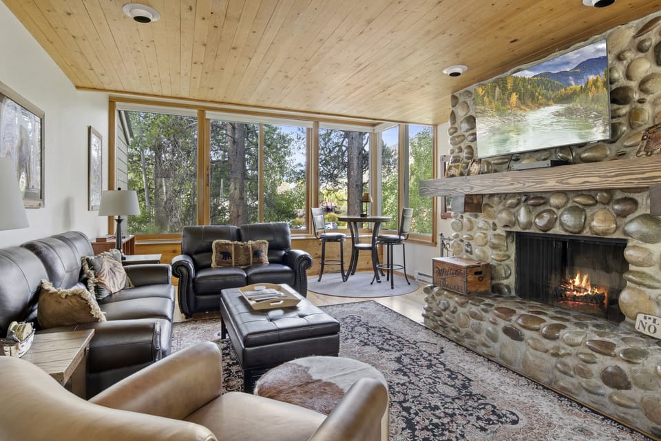 Living room with Fireplace