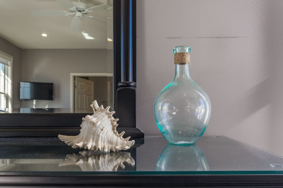 Beautifully appointed... Smart TV too!