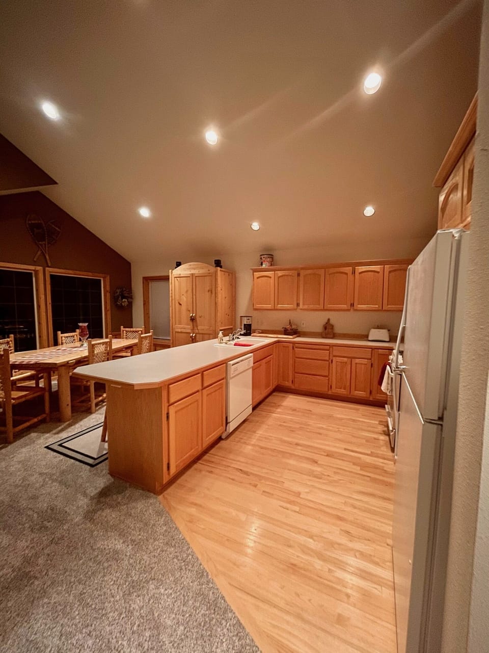 Kitchen & dining areas





