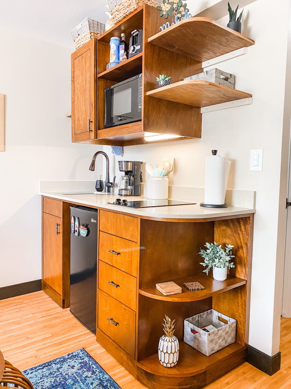 Sink, mini-refrigerator and all the utensils necessary