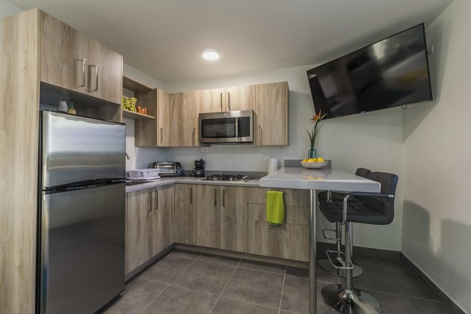 Modern Studio w/ KingBed, Pool, & close to Beaches (608)