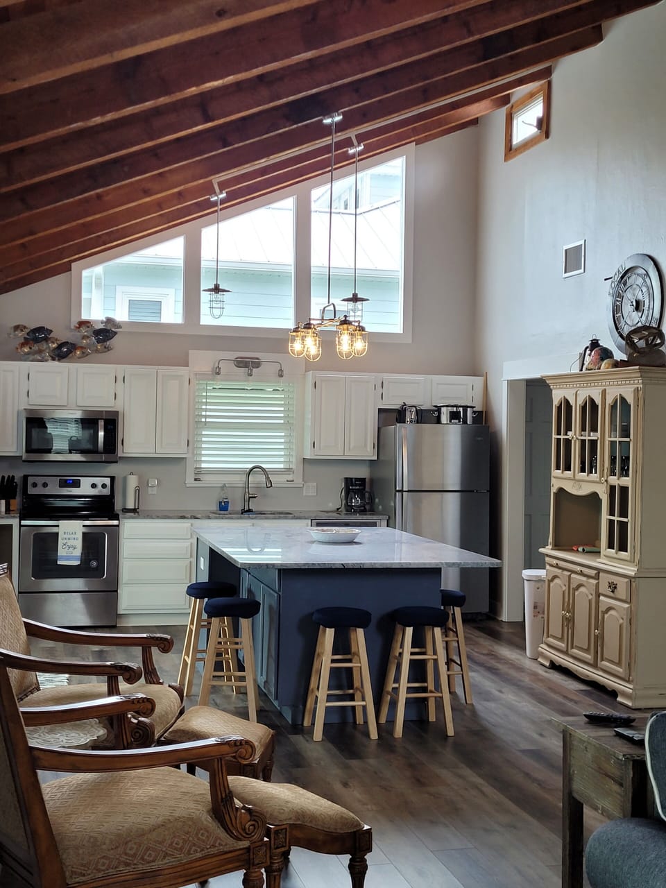 Kitchen with eat at bar