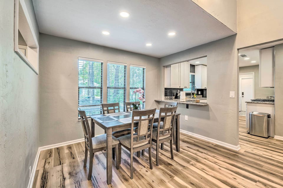 Dining Room | Dishware/Flatware Provided