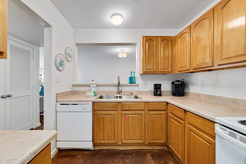 The window in the kitchen makes it easy to communicate with your loved ones in the dining and living areas as you prepare delicious meals in the kitchen, maximizing your time together on vacation.